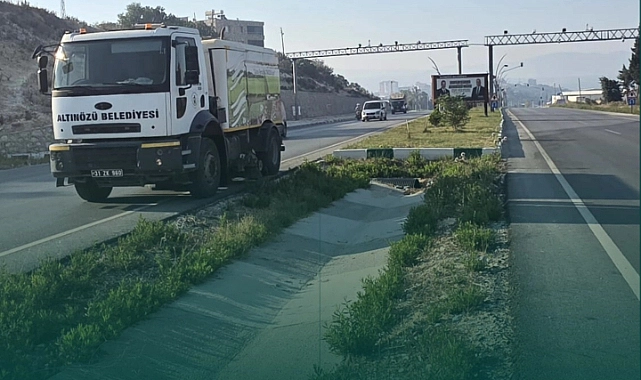 Altınözü Belediyesi, ilçe genelinde çevre temizliği çalışmalarını aralıksız sürdürüyor. Belediye