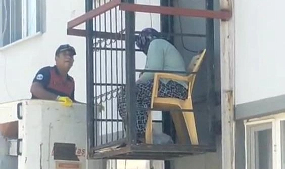 Hatay’ın Samandağ ilçesinde bir binanın dış cephesindeki asansörde Mahsur Kalan yaşlı kadını