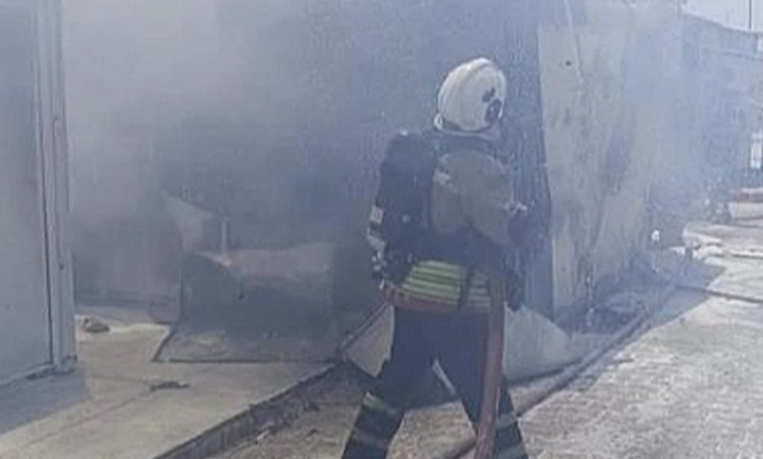 Hatay’ın Antakya ilçesinde depremzede ailenin yaşadığı konteyner yanarak kullanılamaz hale geldi. Yangın, Antakya ilçesi