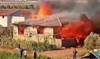 Hatay’da alevlere teslim olarak yanan müstakil ev kullanılmaz hale geldi.