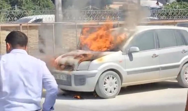Hatay’ın İskenderun ilçesinde park halindeyken alev alev yanan otomobil paniğe