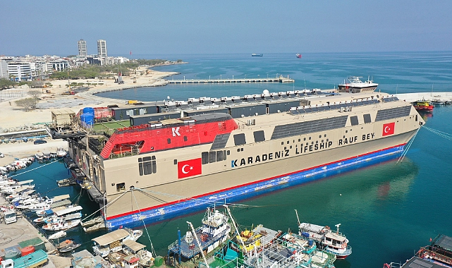 Hatay’da 6 Şubat 2023’teki depremlerin ardından demirlediği İskenderun ilçesinde öğrencilere