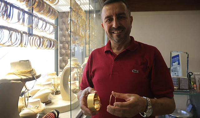 Hatay’da sarraflık yapan Ahmet Güney, düğün yapan çiftlere Sahte Altın ve ayarı