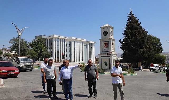 Altınözü Belediye Başkanı&nbsp;Rıfat Sarı, ilçenin girişinde yapılacak&nbsp;aydınlatma ve çevre düzenleme