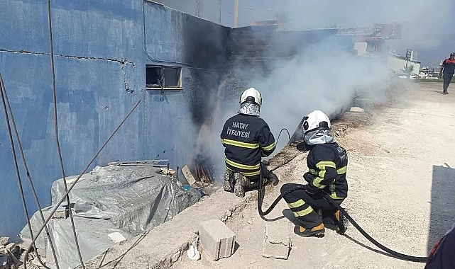 Kırıkhan ilçesinde bir fabrikanın malzeme sahasında çıkan Yangın itfaiye ekipleri tarafından büyümeden