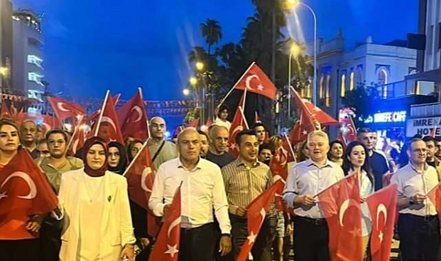 Hatay’ın İskenderun ilçesinde, 30 Ağustos Zafer Bayramı kutlamaları kapsamında fener