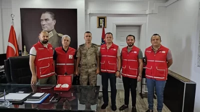 Hatay Kızılay İl Başkanı Hüseyin Kimyonoğlu, Kurucu Başkan Ş. Kudret Özbakış, Hatay İl Kızılay Yönetim Kurulu