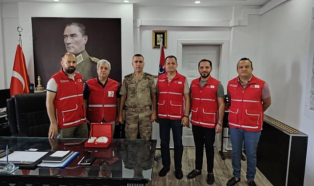 Hatay Kızılay İl Başkanı Hüseyin Kimyonoğlu, Kurucu Başkan Ş. Kudret Özbakış, Hatay İl Kızılay Yönetim Kurulu
