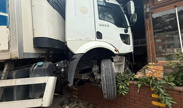 Belen ilçesinde kamyonun vidanjör ve restorana çarptığı kazada 1 kişi