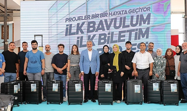 Hatay Büyükşehir Belediye Başkanı Mehmet Öntürk, öğrencilere yönelik sosyal destek
