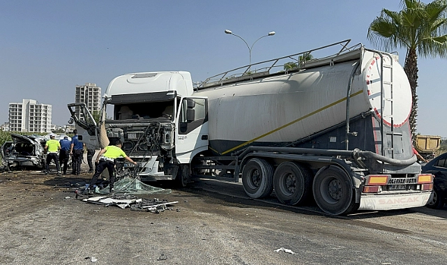 Adana’nın merkez Sarıçam ilçesinde tankerin, trafik ışıklarında bekleyen iki araca