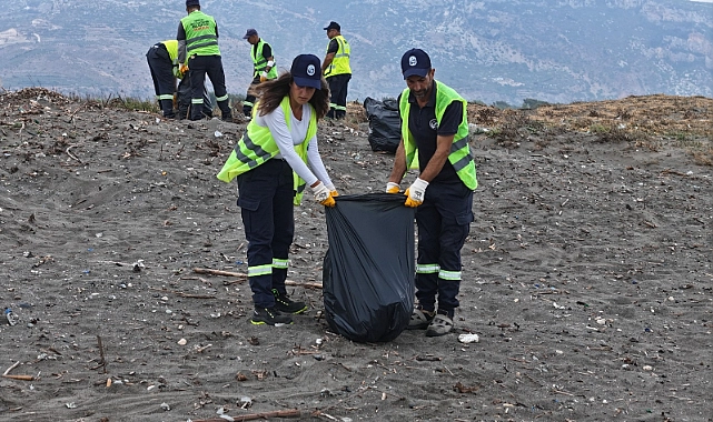 Hatay Büyükşehir Belediyesi (HBB), deniz ve sahillerde gerçekleştirdiği temizlik çalışmaları
