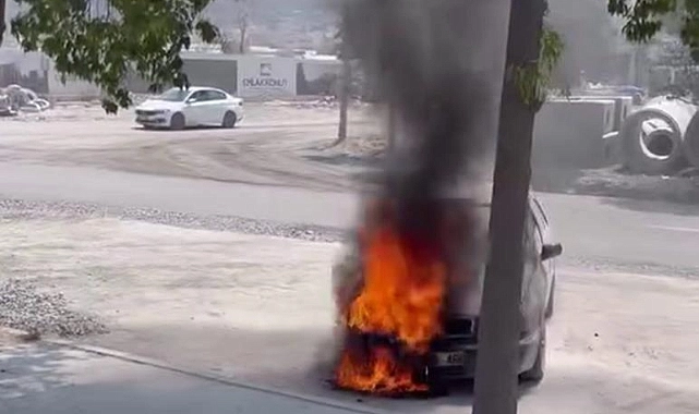 Hatay’da park halindeyken alevlere teslim olan otomobildeki yangın, beton mikseri