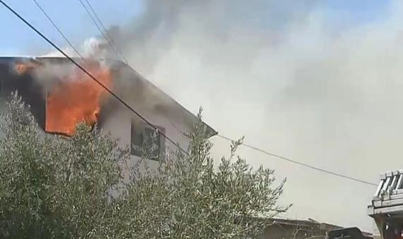 Hatay’da bir evde henüz bilinmeyen bir nedenle yangın çıktı. Yangında mahsur kalan